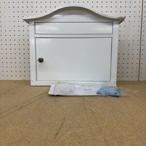 Architectural Mailboxes Saratoga White, Medium, Steel, Locking Wall Mount DENTED