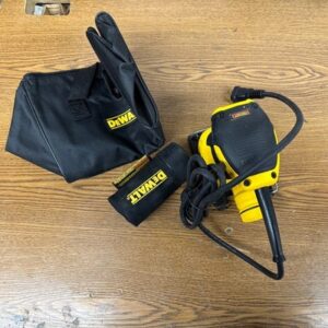 DEWALT 2.3 Amp Corded 1/4 Sheet Palm Grip Sander Kit with Contractor Bag