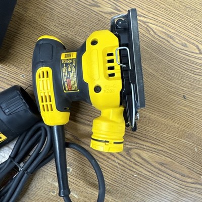 DEWALT 2.3 Amp Corded 1/4 Sheet Palm Grip Sander Kit with Contractor Bag - Image 2