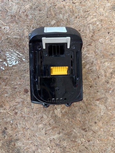 Makita 18V LXT Lithium-Ion High Capacity Battery Pack 5.0Ah with Fuel Gauge - Image 3