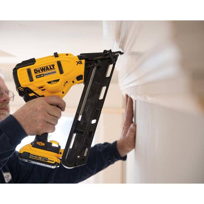 DEWALT 1-3/4 in. x 15-Gauge DA 34-Degree Bright Finish Nails (1000-Pack) - Image 4