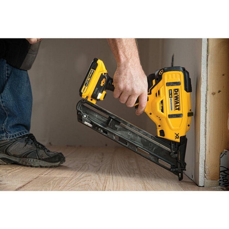 DEWALT 1-3/4 in. x 15-Gauge DA 34-Degree Bright Finish Nails (1000-Pack) - Image 9