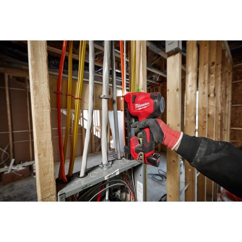 Milwaukee 1 in. Insulated Cable Staples for M12 Cable Stapler (600 Per Box) - Image 9